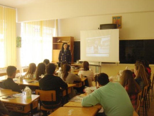 Poliţiştii constănţeni au prezentat elevilor teme de prevenire a delincvenţei